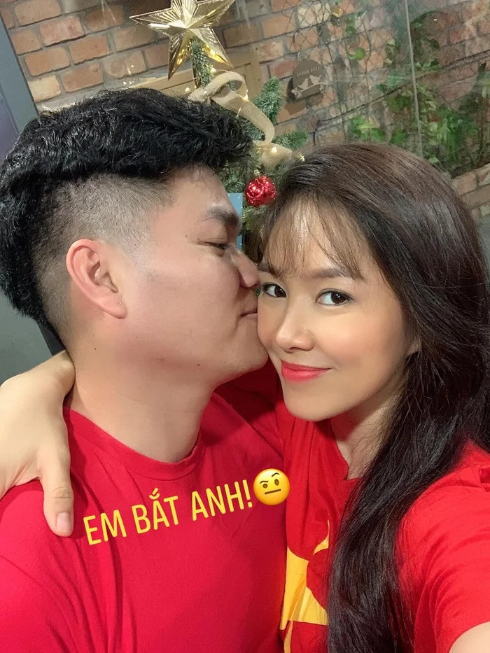 Cặp đôi thường xuyên theo dõi các trận đấu.