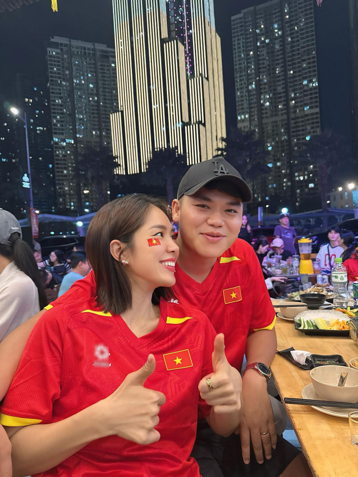Lê Phương cùng chồng theo dõi trận đấu, hết lòng cổ vũ tuyển U23 Việt Nam vào tối 20/1.&nbsp;