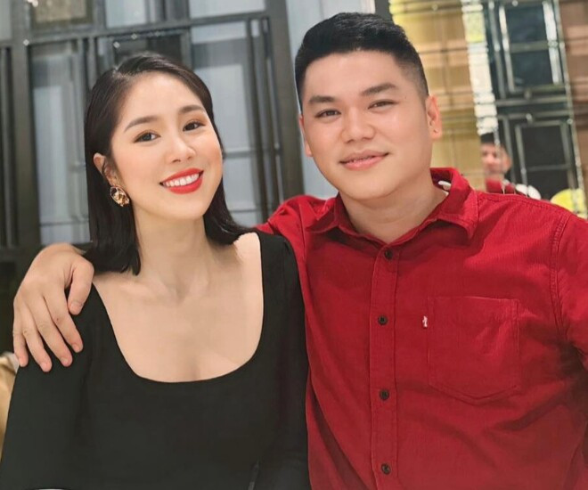 Nữ diễn viên gửi lời động viên đến các cầu thủ trẻ sau trận đấu.