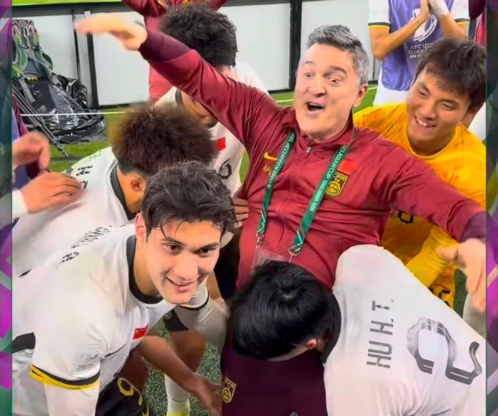 HLV Antonio Puche không giấu được sự phấn khích sau chiến thắng 3-0 trước U23 Việt Nam ở bán kết U23 châu Á 2026.