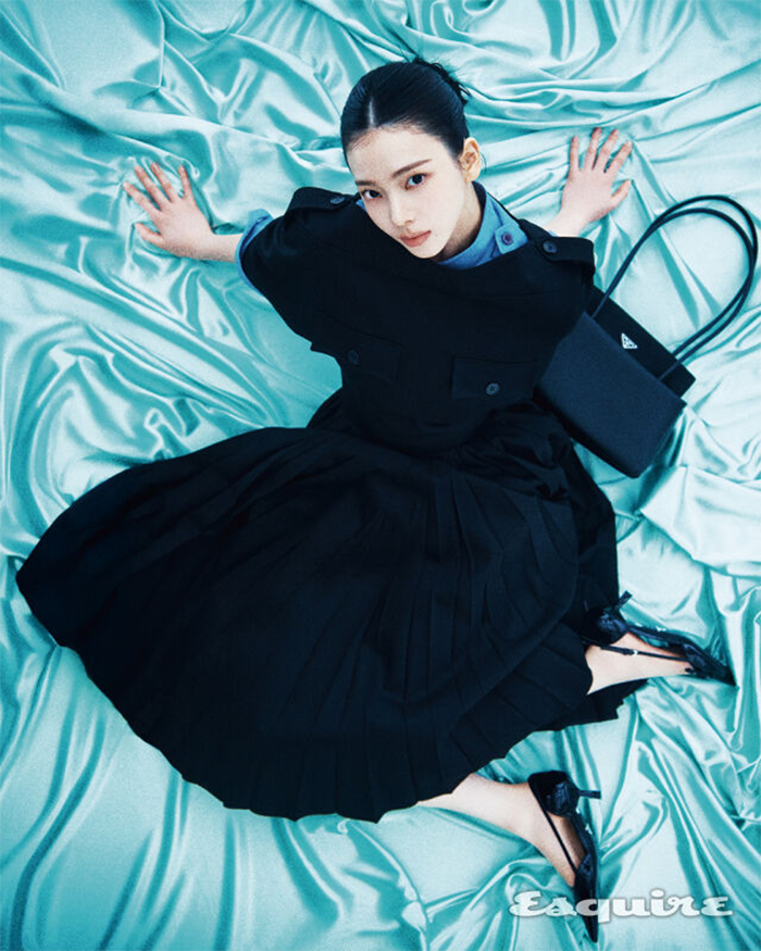 Karina luôn ghi nhớ bản thân trước hết là con gái của bố mẹ, là Yoo Jimin ngoài đời thường ngoài khía cạnh nghệ thuật.