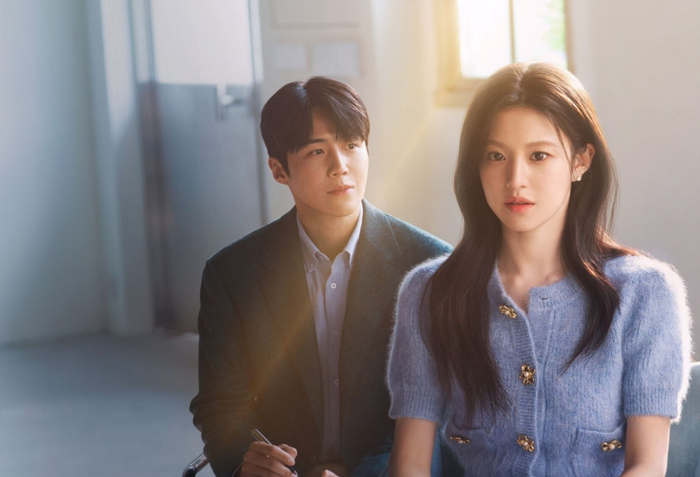 Sự kết hợp ăn ý giữa Kim Seon Ho và Go Youn Jung được khán giả đánh giá cao, trở thành điểm nhấn giúp phim nhanh chóng gây sốt trên Netflix.&nbsp;