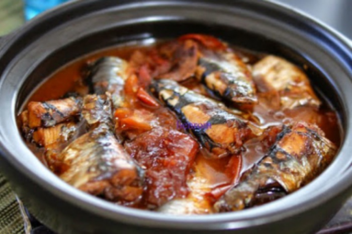 Cá mòi kho với cà là món ngon được nhiều người ưa thích. (Ảnh minh họa từ Internet)