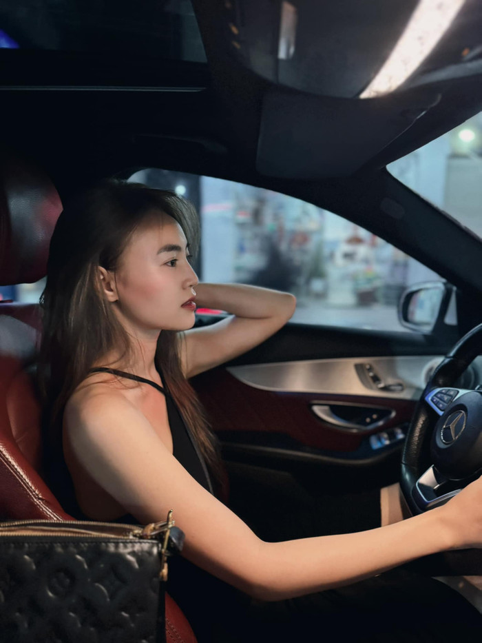 Ninh Dương Lan Ngọc sở hữu chiếc xe Mercedes trị giá 5.5 tỷ. (Ảnh: FBNV)