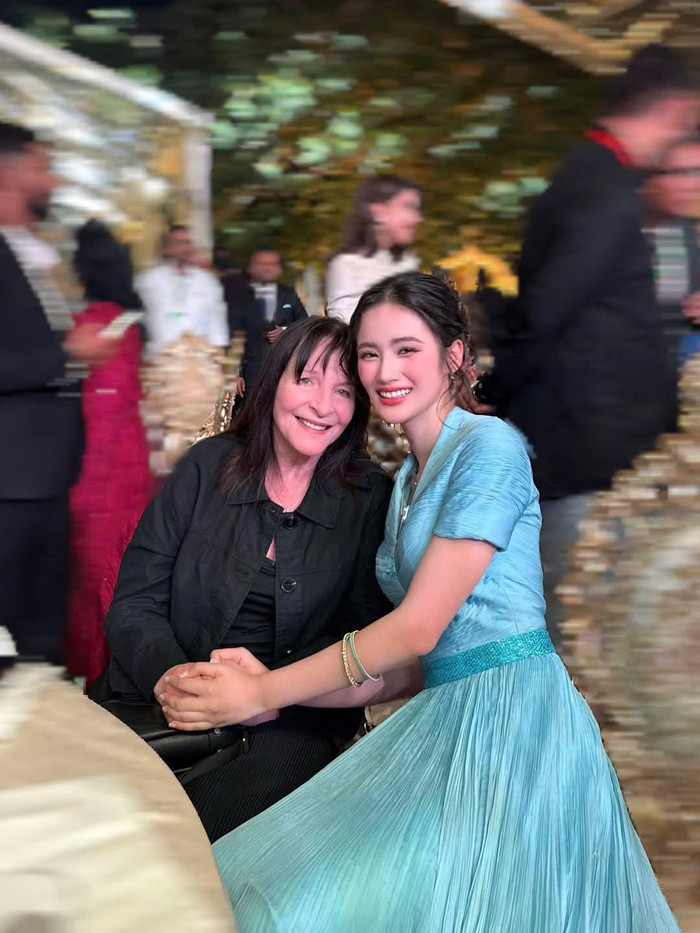 Ý Nhi và chủ tịch Miss World.&nbsp;