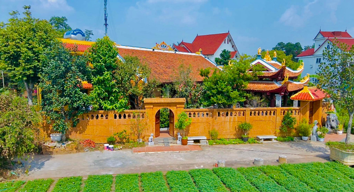 Phủ thờ tại quê Nam Định với nhiều chi tiết sơn son thếp vàng