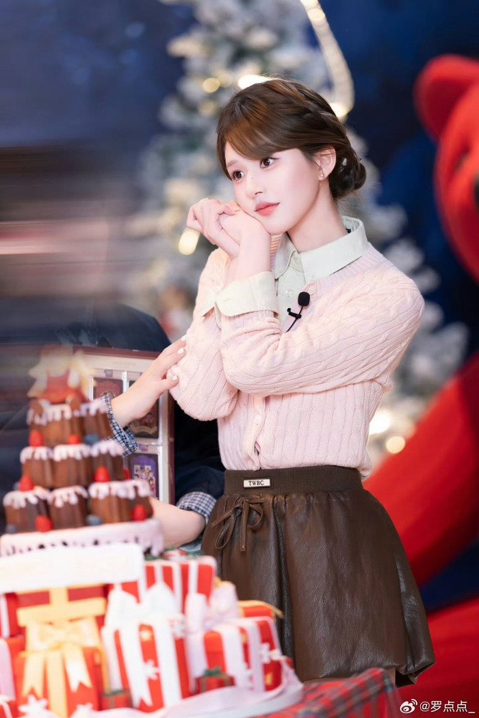 Triệu Lộ Tư đã hồi phục sức khoẻ và quay trở lại với công việc. Ảnh: Weibo