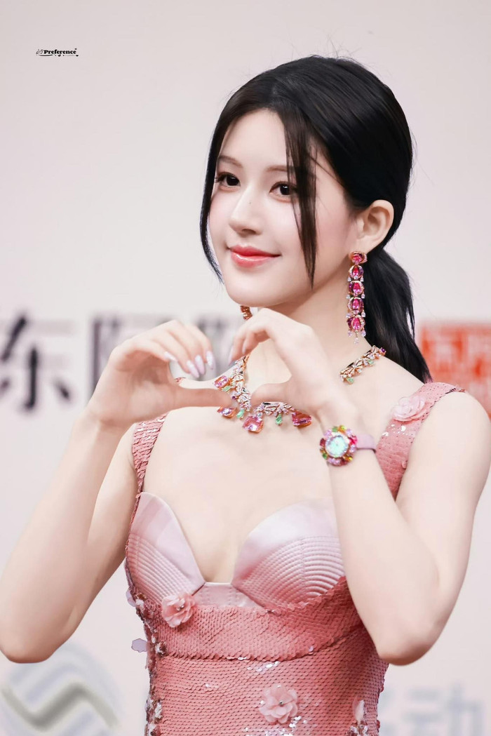 Triệu Lệ Dĩnh được cho là ngày càng trở nên vui vẻ, hạnh phúc hơn sau khi gặp biến cố sức khoẻ. Ảnh: Fansite