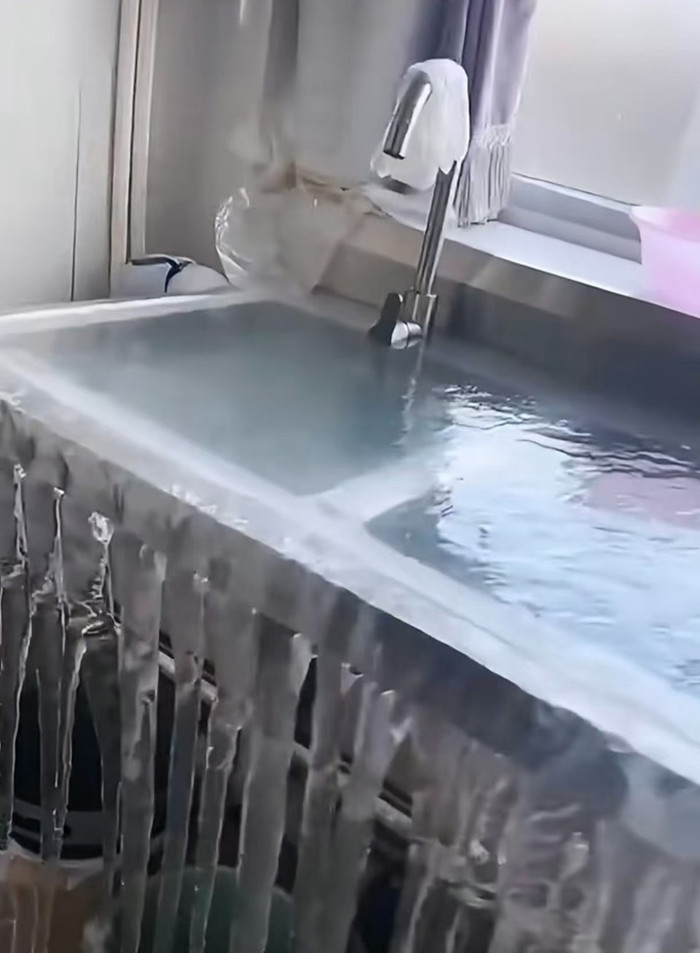 Cô gái tắm xong quên khóa vòi nước, sáng hôm sau cả khu dân cư 'găp nạn' Ảnh 1