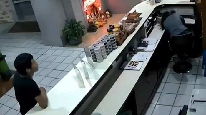 Gọi video với bạn gái làm lễ tân khách sạn, chàng trai bất lực chứng kiến sự việc đau lòng Ảnh 1