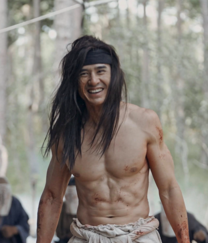 Ngoại hình rắn rỏi và phong thái điện ảnh giúp Lương Thế Thành không lép vế trước dàn diễn viên trẻ