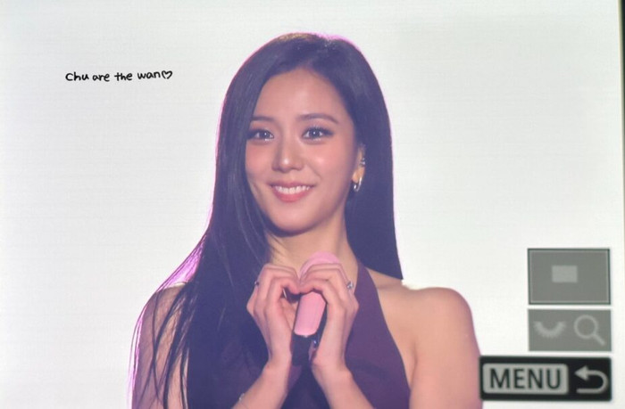 Jisoo khá thoải mái khi mang hình ảnh mới đến người hâm mộ ở trên sân khấu. Ảnh: chuarethewan