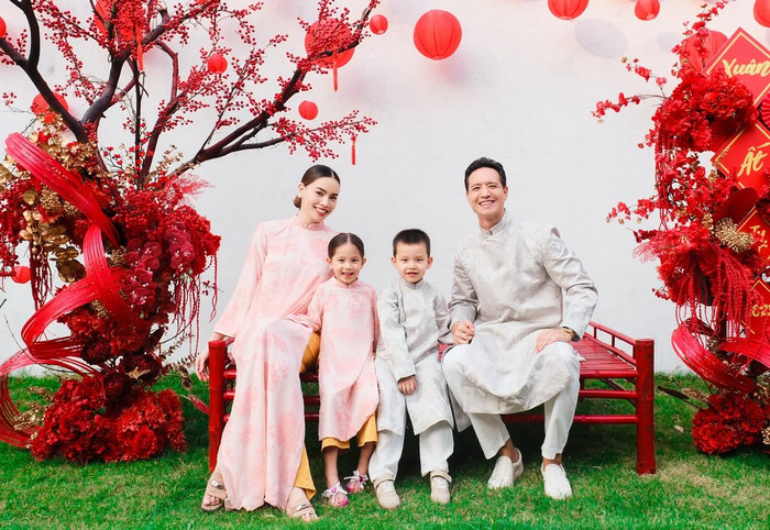 Vào mỗi dịp Tết, gia đình Hồ Ngọc Hà thường diện áo dài và cùng nhau chụp ảnh. Ảnh: IGNV