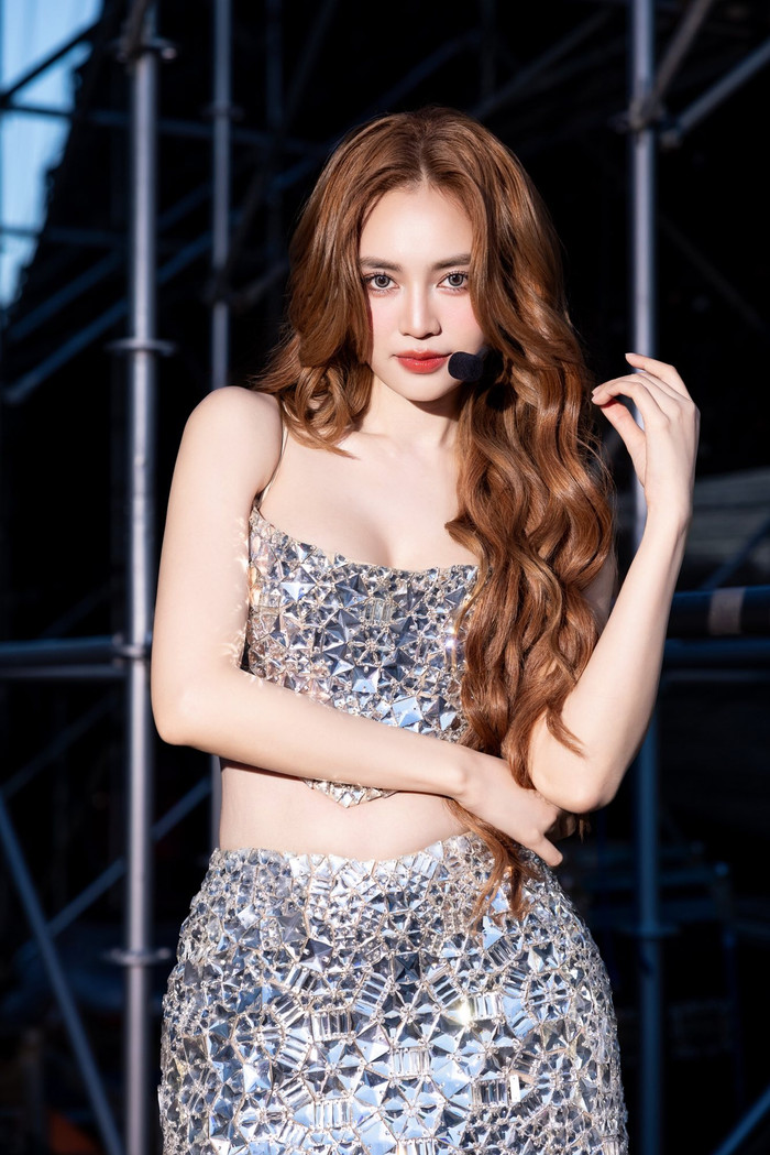 Ninh Dương Lan Ngọc sở hữu vẻ đẹp trong trẻo nhưng không kém phần quyến rũ, cuốn hút.