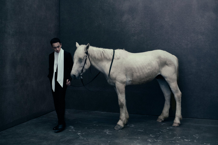 Bộ ảnh cưới thứ hai với concept độc lạ của Á hậu Phương Nhi. (Ảnh: Antiantiart)