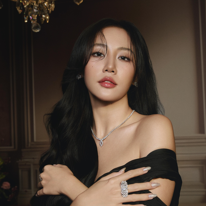 Văn Mai Hương cũng thường xuyên 'dát' đồ hiệu, trang sức đắt tiền.