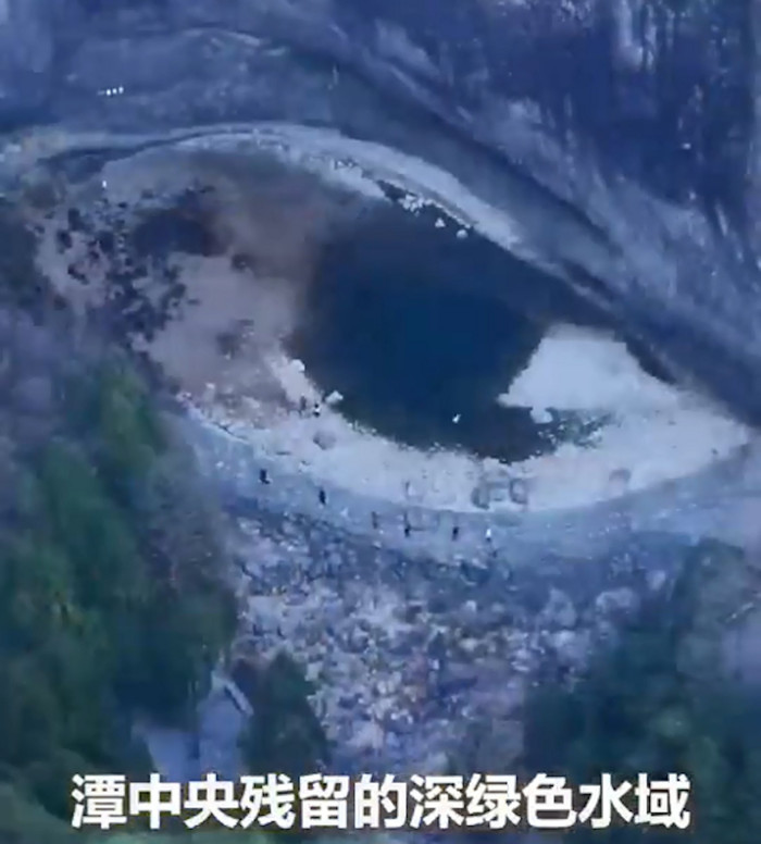 'Mắt rồng' khổng lồ xuất hiện trong dãy núi, người dân ùn ùn kéo đến xem Ảnh 3