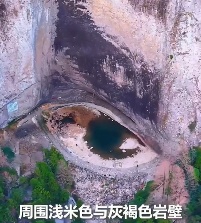 'Mắt rồng' khổng lồ xuất hiện trong dãy núi, người dân ùn ùn kéo đến xem Ảnh 2