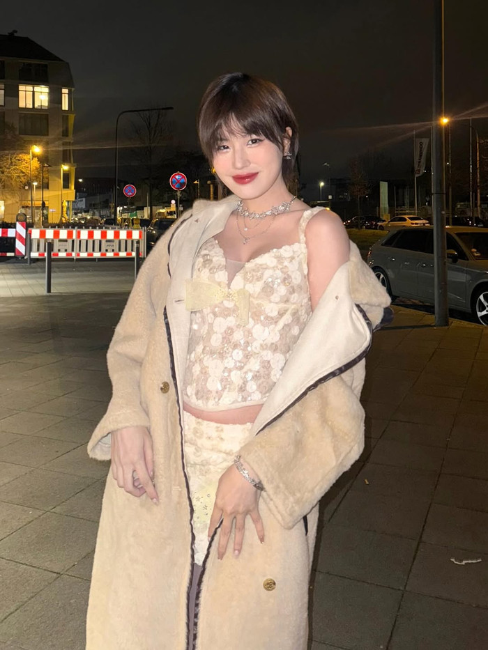 Phong cách thời trang của Pháo thường lấy cảm hứng từ xu hướng Y2K, punk và streetwear, với các yếu tố như crop top, quần cargo, váy layering, corset, ren mỏng hay chi tiết cut-out táo bạo. Cô không ngại phô diễn đường cong cơ thể qua những thiết kế nhiều khoảng hở, đồng thời kết hợp phụ kiện mạnh mẽ như vòng cổ gai, khuyên tai oversized hay mũ bucket để tạo điểm nhấn. Ảnh: IGNV