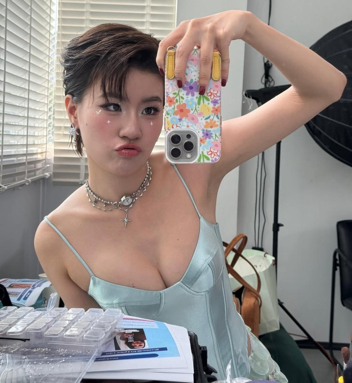 Trong hậu trường makeup, Pháo chọn áo hai dây satin xanh mint ôm sát, phối cùng phụ kiện lấp lánh và makeup lấp lánh hoa văn, nhấn mạnh vẻ đẹp cá tính với mái tóc tém ngắn thương hiệu. Ảnh: IGNV