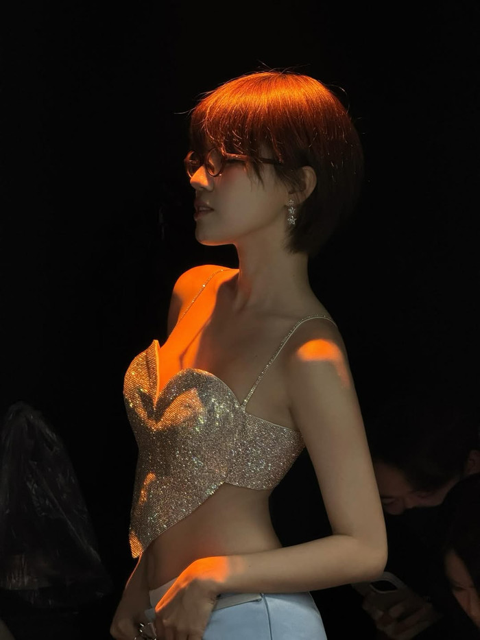 Nhìn chung, gu thời trang của Pháo không chỉ dừng ở việc theo trend mà còn mang dấu ấn cá nhân rõ rệt, giúp cô nổi bật giữa dàn sao trẻ. Với sự tự tin và khả năng biến hóa liên tục, Pháo hứa hẹn sẽ tiếp tục mang đến những bộ cánh ấn tượng hơn nữa trong thời gian tới, góp phần làm phong phú thêm bức tranh thời trang của làng giải trí Việt. Ảnh: IGNV