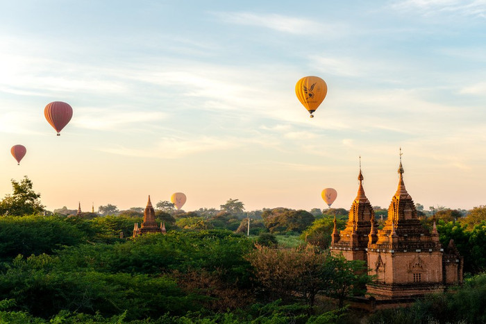 Cảnh bóng bay và đền chùa ở Bagan – góc ảnh du lịch “must-see”, thường xuất hiện trong các tour khám phá Myanmar.