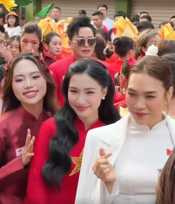 Khoảnh khắc hiếm hoi giữa Hòa Minzy và Phương Mỹ Chi. Ảnh: FBNV