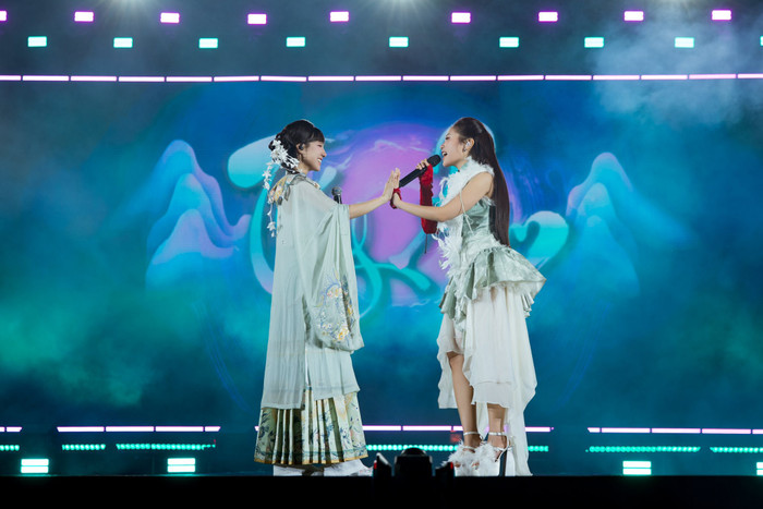Phương Mỹ Chi và Kelou trên sân khấu, cùng mang đến tiết mục đặc biệt.