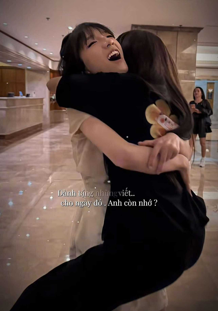 Phương Mỹ Chi vui mừng, ôm chầm người bạn đặc biệt là nữ ca sĩ Kelou.