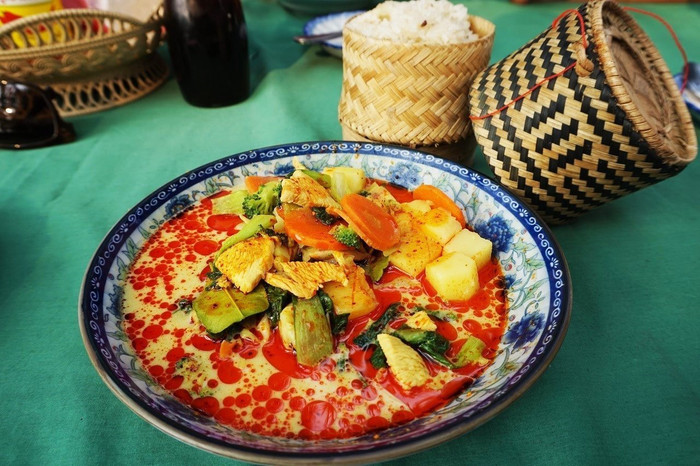 Một món chính trong bữa ăn ở Lào cùng xôi.