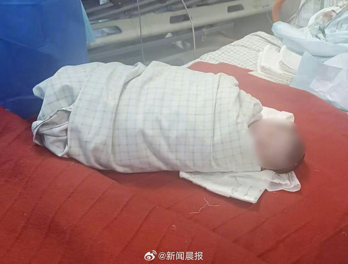 Người phụ nữ có thai 10 tháng nhưng không biết, tới lúc sinh con mới ngỡ ngàng Ảnh 2