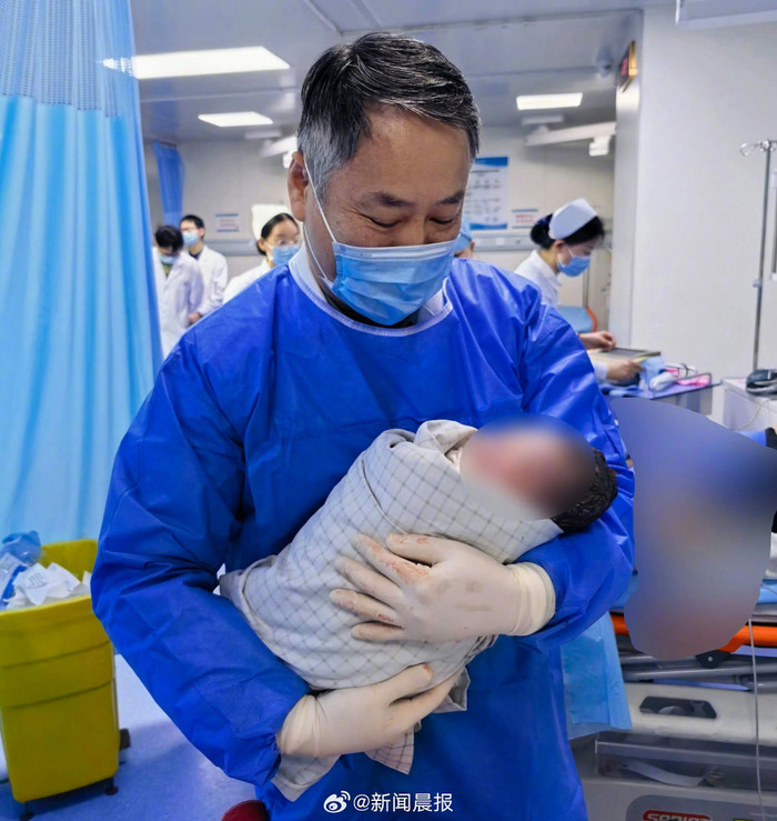 Người phụ nữ có thai 10 tháng nhưng không biết, tới lúc sinh con mới ngỡ ngàng Ảnh 3