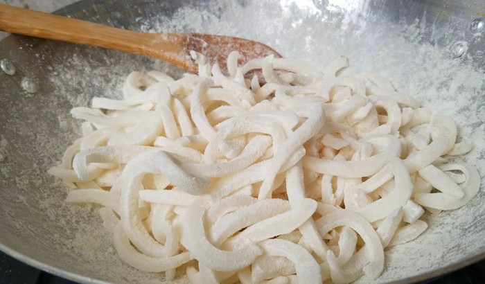 Làm mứt dừa cầu kỳ ở công đoạn sên mứt trên chảo. (Ảnh minh họa từ Internet)