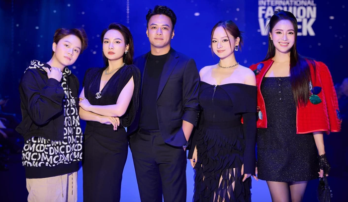 Hồng Diễm và Hồng Đăng chụp cùng các đồng nghiệp khi cùng tham gia một sự kiện. Ảnh: FBNV