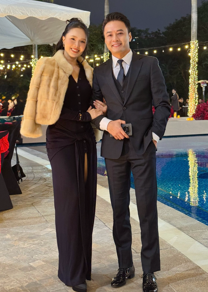 Hồng Diễm và Hồng Đăng đều cười tươi rói khi có djp gặp lại đối phương. Ảnh: FBNV