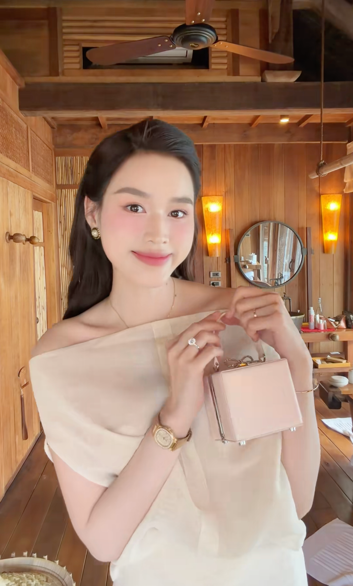 Hoa hậu Đỗ Thị Hà diện mẫu đồng hồ hơn 1 tỷ khi tham dự đám cưới á hậu Phương Nhi. (Ảnh: chụp màn hình)