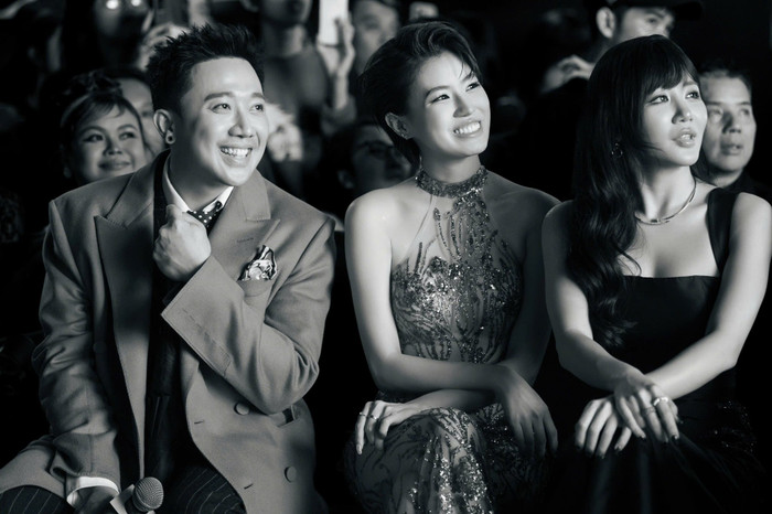 Trấn Thành luôn thể hiện sự cởi mở khi gặp gỡ mọi người xung quanh. Ảnh: FBNV