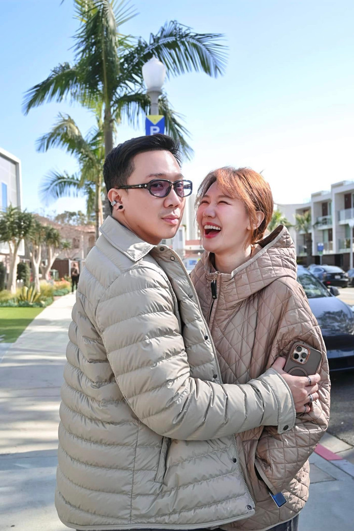 Trấn Thành đang có cuộc sống hôn nhân êm ấm bên Hari Won. Ảnh: FBNV