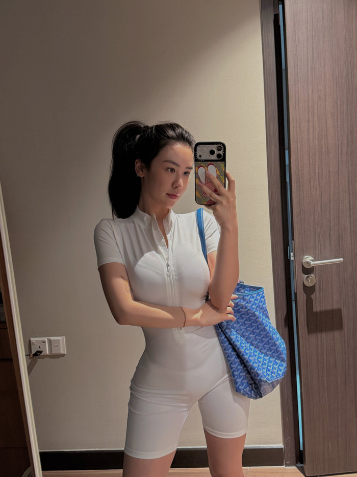 Vóc dáng thon gọn giúp Quyên Qui thoải mái diện nhiều kiểu trang phục. Ảnh: FBNV