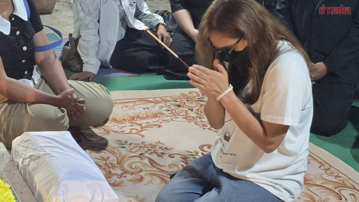 Nữ giáo viên lái xe tông tử vong học sinh lớp 1, khóc nức nở khi đến thắp nhang Ảnh 1