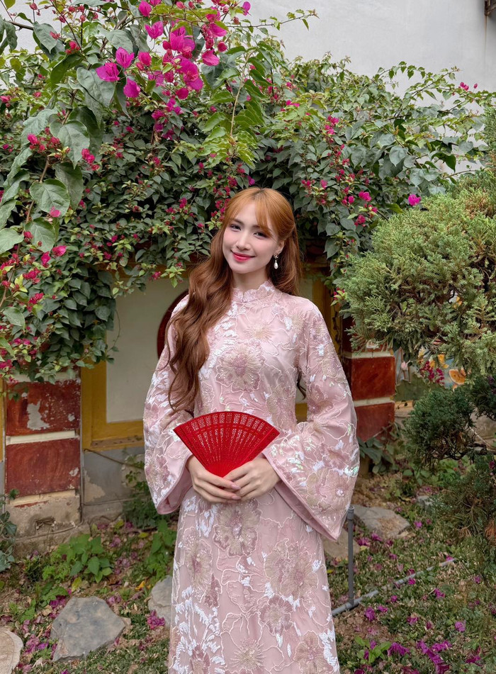 Ca sĩ Hoà Minzy quê ở Bắc Ninh - vùng đất nổi tiếng với nhiều lễ hội độc đáo mỗi khi Tết đến Xuân về.