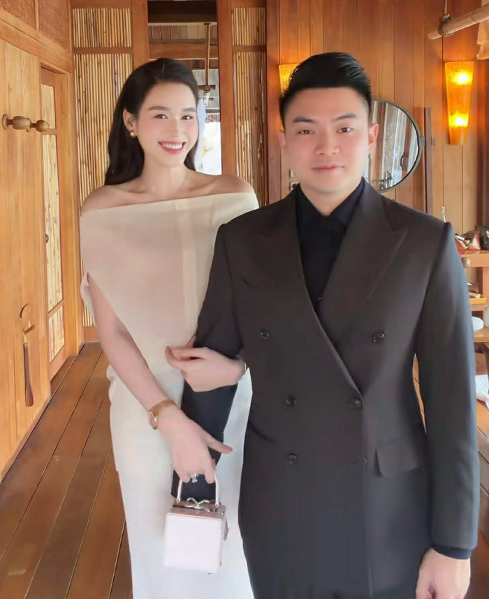 Túi xách 12 triệu của Đỗ Thị Hà nổi bật trong khung hình của vợ chồng nàng hậu. Ảnh chụp màn hình