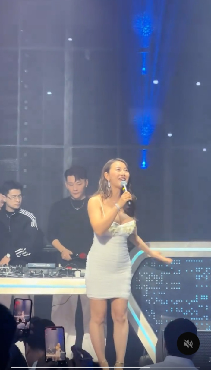 Mỹ nhân showbiz hết thời đi hát quán bar kiếm sống, khán giả chê bai Ảnh 3