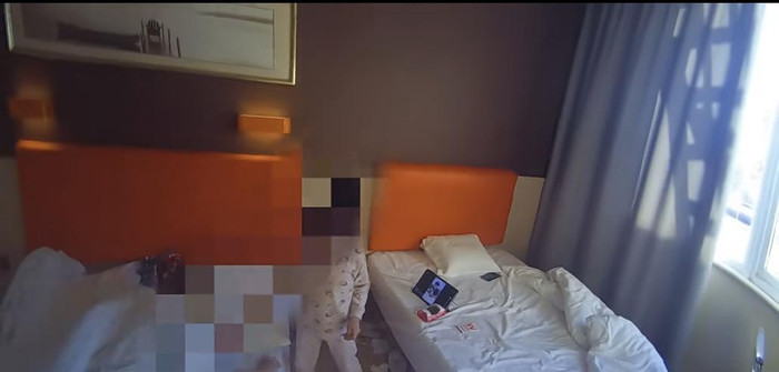Hai đứa trẻ nhỏ bị bỏ lại một mình trong khách sạn. (Ảnh chụp màn hình từ video)