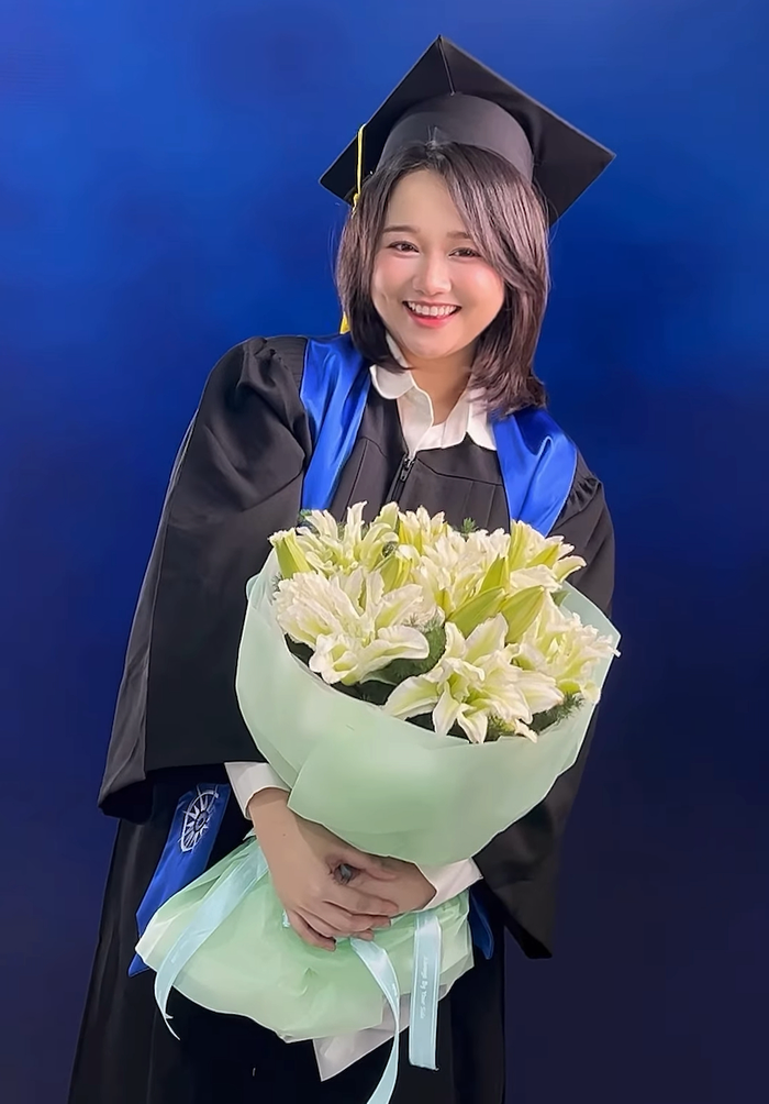 Trúc Anh lộ rõ niềm vui khi mặc trang phục cử nhân. Ảnh: IGNV