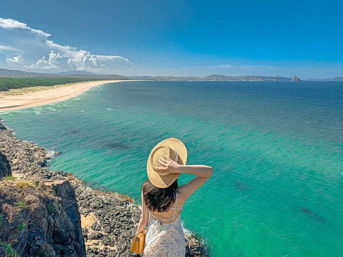 Nước biển trong xanh tại bãi Bụt Đà Nẵng.