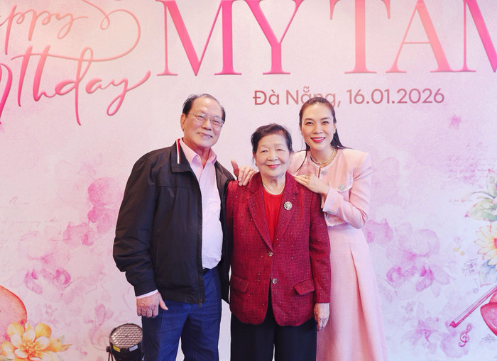 Mỹ Tâm hát hò cùng các cháu trong gia đình, bố ruột có hành động gây chú ý Ảnh 1