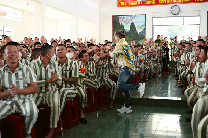 Đàm Vĩnh Hưng trong hành trình Mang Xuân Về Trại Giam năm nay, diễn ra hôm 23/1 tại trại giam Xuyên Mộc.