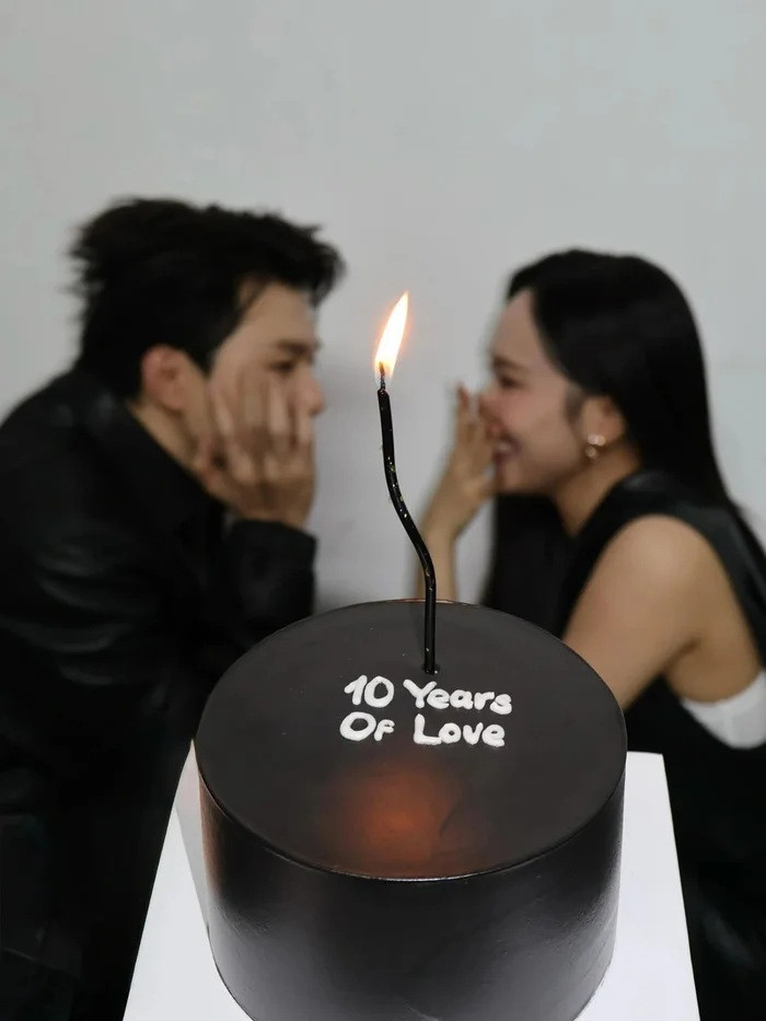 Cặp đôi kỷ niệm 10 năm yêu nhau vào 2025.