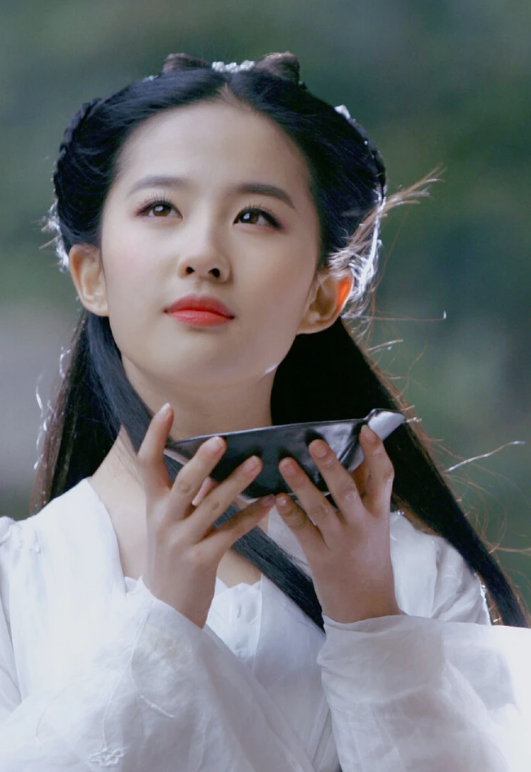 Lưu Diệc Phi trong vai Tiểu Long Nữ, phiên bản được đánh giá là sát nguyên tác Kim Dung nhất